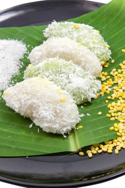 Cerca de arroz mungo frijol - crepe en hojas de plátano y cerámica negra — Foto de Stock