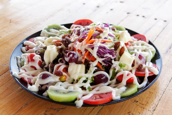 Karıştırma meyve salata sosu dökün — Stok fotoğraf