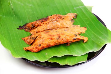 Izgara balık köri muz yaprakları