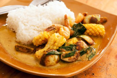 Tay yeşil köri kalamar ve karides