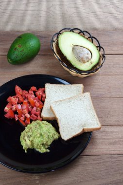 domates avokado sosu ile