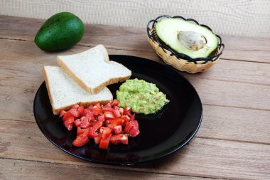 domates avokado sosu ile