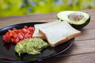 Avokado sosu ve kepekli