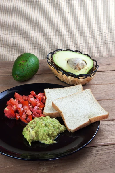 domates avokado sosu ile