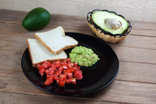 domates avokado sosu ile