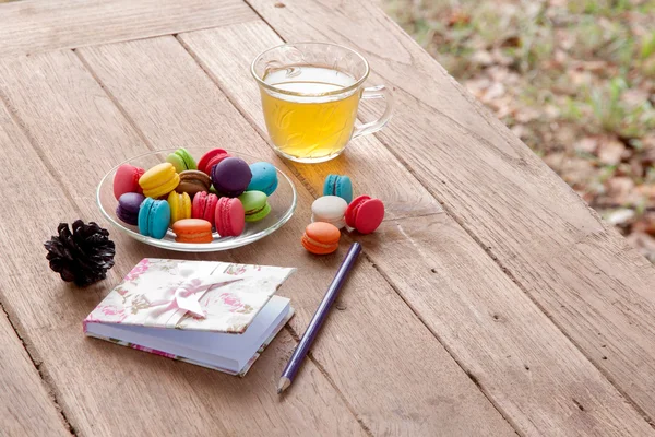 Colorful french macaroon and tea — Stock Photo, Image