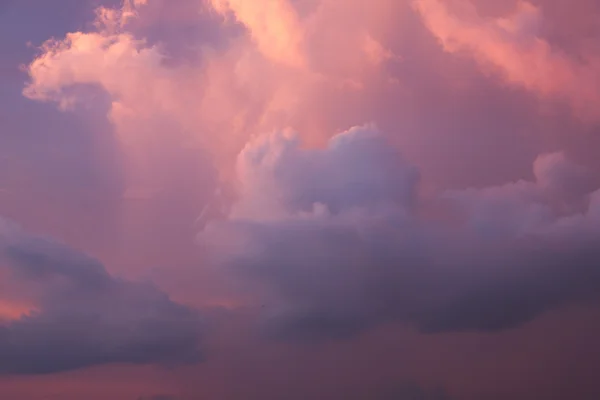 Nuvola nella stagione delle piogge crepuscolari — Foto Stock