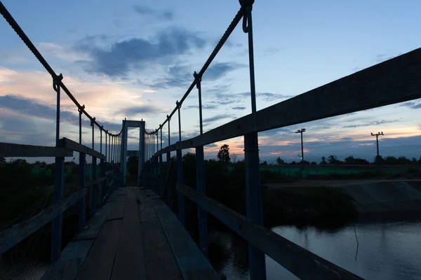 Під час сутінкового неба і невеликого мотузкового мосту з дерева . — стокове фото