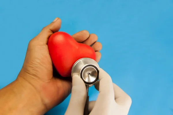Serce sprawdzać przez stetoskop — Zdjęcie stockowe