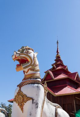 Mavi gökyüzü üzerinde kutsal aslan