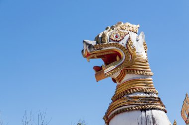 Mavi gökyüzü üzerinde kutsal aslan