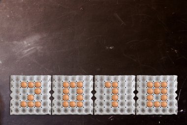 Kağıt tepsisine kağıt 2016 yılları olarak yumurta sıralamak