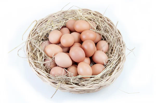 Яйца в корзине из ротанга — стоковое фото