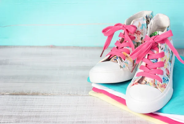 Textil spetsar sneakers skor bakgrund tomt utrymme. — Stockfoto