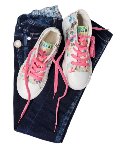 Jeans scarpe da ginnastica isolate. concetto di abbigliamento in denim per bambini . — Foto Stock