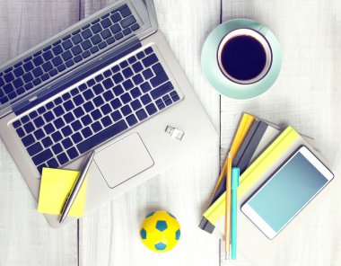 Çalışma alanı dizüstü mobil notepad Kupası tahta masada kahve.