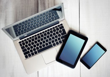 Dijital elektronik cihazlar telefon tablet PC ahşap üzerine.