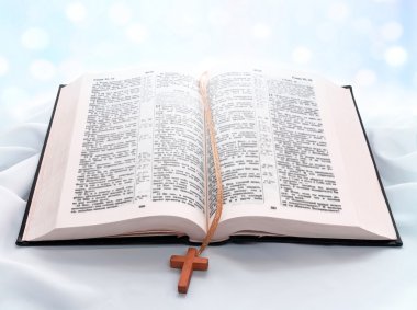 açılan İncil kitap