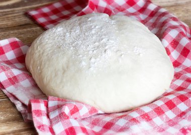 Hamur piknik kırmızı kumaş ve ahşap arka plan.