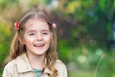 Boş alan arka plan açık havada gülümseyen kız çocuk.