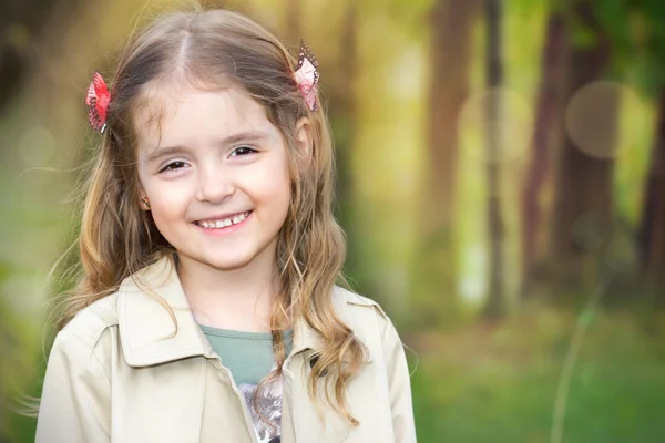 Feliz sorrindo criança menina retrato fundo . — Fotografia de Stock