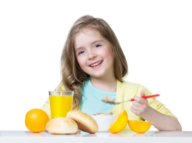 Beyaz izole masada yemek kız çocuk.