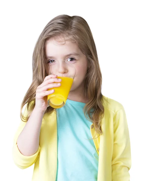 Kind meisje drinken sinaasappelsap geïsoleerd op wit. — Stockfoto