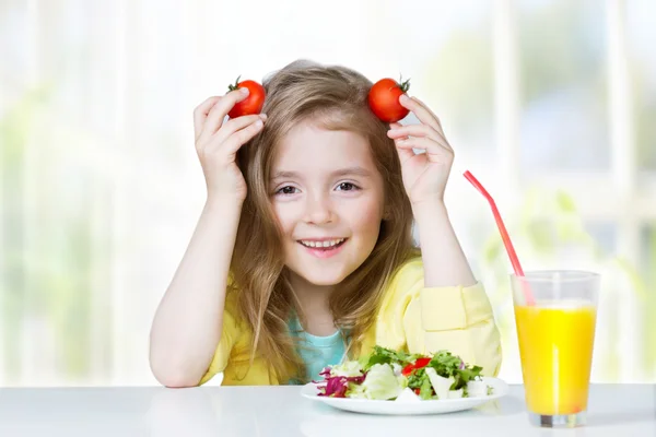 Barnet äta ekologisk hälsosam mat har en rolig. — Stockfoto