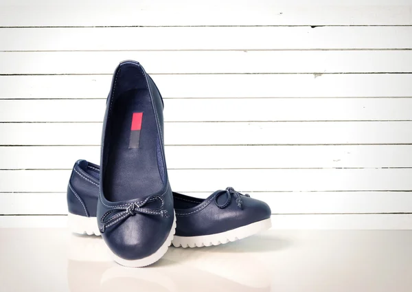 Chaussures plates en cuir bleu design moderne sur fond blanc . — Photo