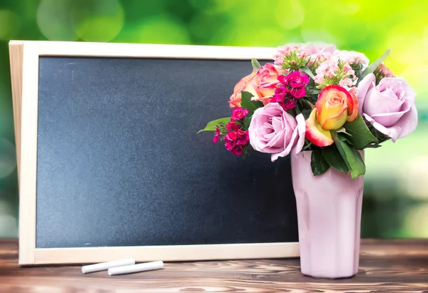 Květiny, vázy a chalckboard pozadí prostoru prázdné kopie. — Stock fotografie