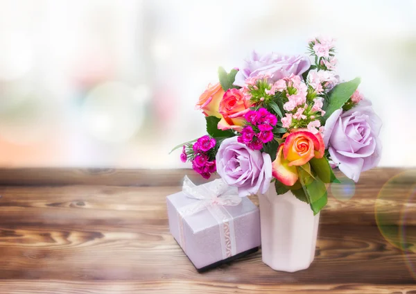 Caixa de presente de flores na mesa espaço vazio fundo . — Fotografia de Stock