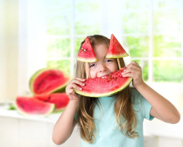 Barn tjej njuta skiva vattenmelon. Kids hälsosam kost. — Stockfoto