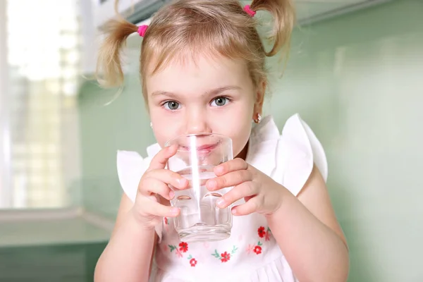 Barn Dricksvatten Liten Flicka Med Glas Händerna Kaukasiska Barn Porträtt — Stockfoto