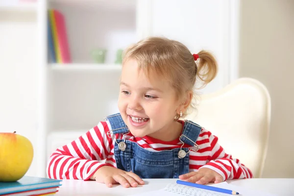 Έξυπνο Καυκάσιος Παιδί Απεικόνιση Ευτυχισμένο Παιδί Κάθεται Στο Σπίτι Γραφείο — Φωτογραφία Αρχείου