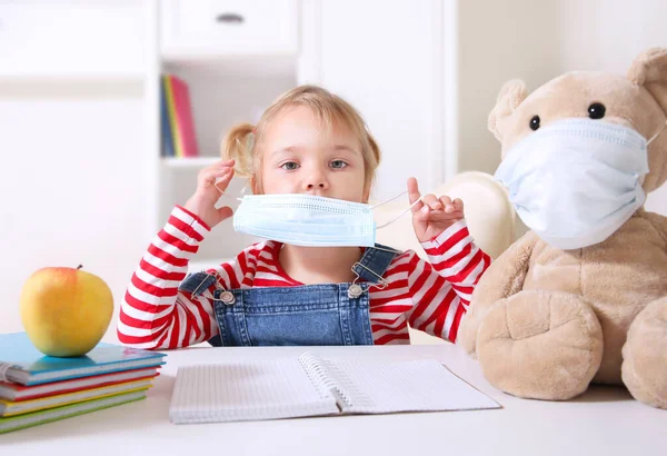 Ragazzina Bambino Maschera Protettiva Borchie Home Caucasian Bambino Quarantena Education — Foto Stock