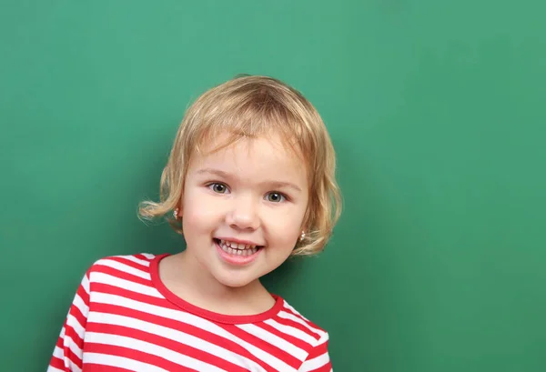 Portret Caucazian Pentru Copii Fundal Verde Spațiu Gol Copil Backdrop — Fotografie, imagine de stoc