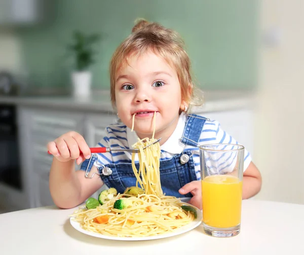 Liten Flicka Äter Pasta Småbarn Sitter Vid Köket Vid Bordet — Stockfoto