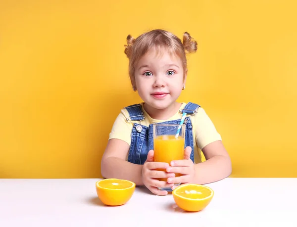 Barnflicka Vid Bordet Med Ett Glas Apelsinjuice Färska Frukter Vitaminnäring — Stockfoto