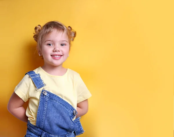 Portret Dziecka Malucha Białej Dziewczynki Uśmiecha Się Żółtym Tle Puste — Zdjęcie stockowe