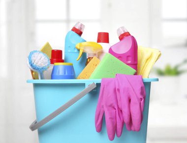 Hijyenik şişeler, plastik kovada dezenfektanlar. Ev işi malzemeleri. Ev temizliği..