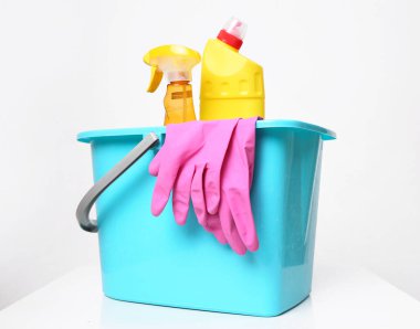 Desinfant şişeli plastik kova. Ev eşyaları. Ev eşyaları. Ev aletleri..