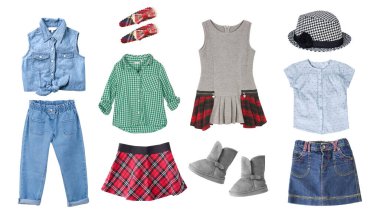 Çocuğun kıyafetleri beyaza izole edilmiş. Çocuğun kolajı. Kızın kıyafetleri. Renkli moda kıyafetleri..