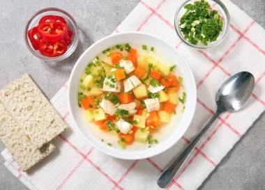 Tavuk çorbası manzaralı. Bir tabak yemek. Taze ev yemeği..