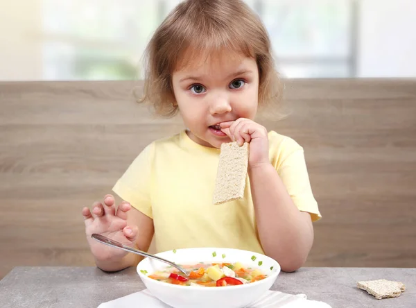 Barn Äter Soppa Kaukasisk Liten Flicka Sitter Vid Bordet Och — Stockfoto