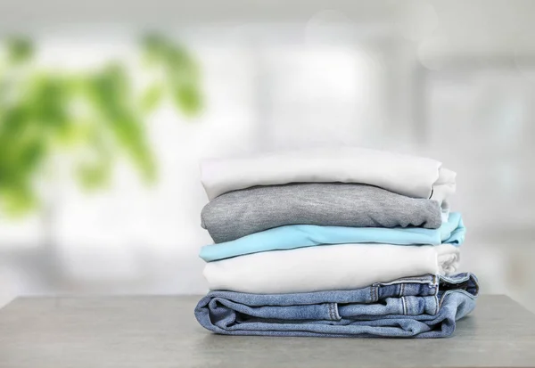 Baumwolle Gefaltete Kleidung Auf Dem Tisch Drinnen Saubere Kleidung Gestapelt — Stockfoto