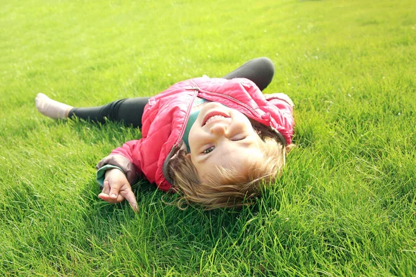 Дитина Лежить Траві Щаслива Дитина Відкритому Повітрі Весняний Спосіб Життя — стокове фото