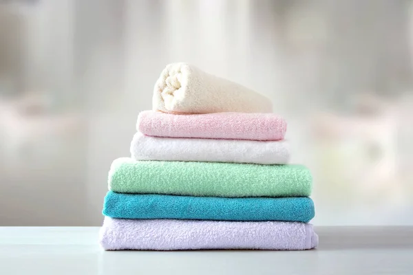 Handtücher Gefaltet Stapel Bunte Bettwäsche Household Wäschepfeile Duschartikel Hygienekonzept Hauswirtschaft — Stockfoto
