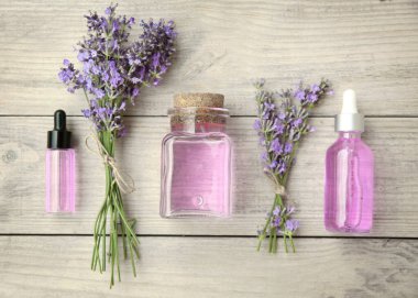 Lavanta esanslı kaplıca bileşimi. Aromaterapi konsepti. Taze çiçekler, güzel kokulu üst manzara. Ev yapımı kozmetik ürünler.