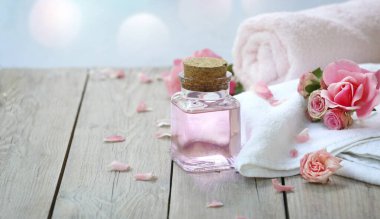 Spa ve rahatlama konsepti. Gül yağı. Cilt bakımı. Masaj ve rahatlama. Güzellik ürünleri.
