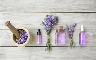 Lavanta esanslı kaplıca bileşimi. Aromaterapi konsepti. Taze çiçekler, güzel kokulu üst manzara. Ev yapımı kozmetik ürünler.